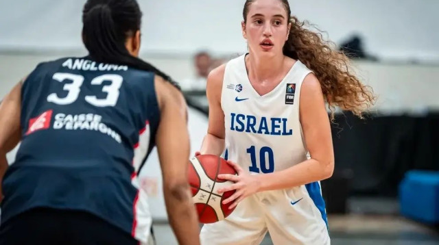 איילה אורן שחקנית נבחרת הנערות של ישראל בכדורסל (צילום: אתר רשמי, פיב"א אירופה)