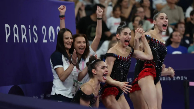 נבחרת ישראל התעמלות אומנותית לאחר השגת מדליית כסף, פריז 2024 (צילום: הוועד האולימפי בישראל)