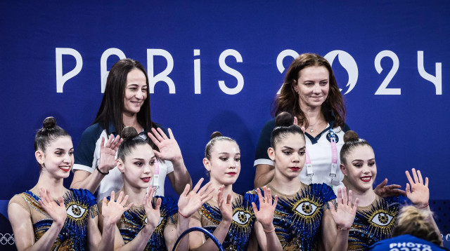 המאמן איילת זוסמן עם נבחרת ההתעמלות האמנותית של ישראל (צילום: הוועד האולימפי בישראל)