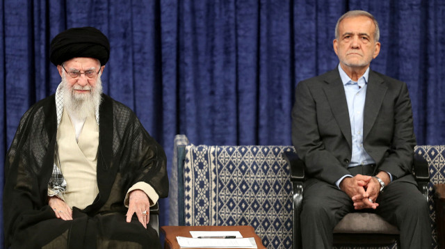 מסעוד פזשכיאן, עלי חמינאי (צילום: WANA (West Asia News Agency) via REUTERS)