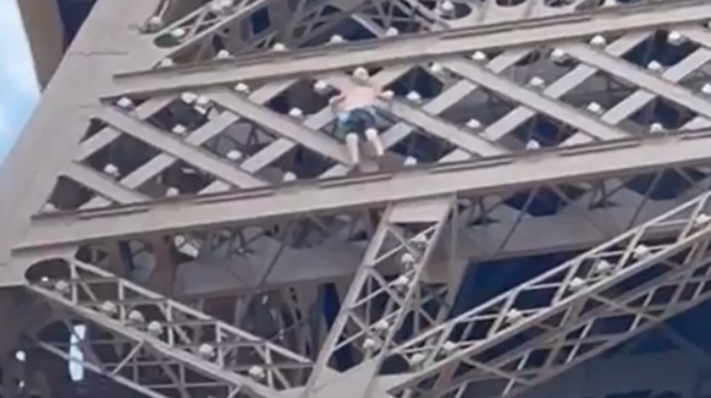 אדם מטפס על האייפל (צילום: צילום מסך)