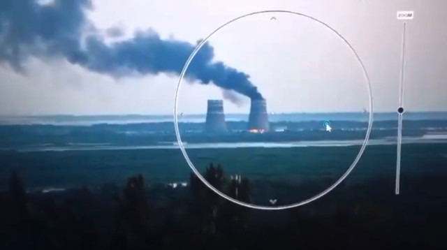 שריפה בשטח תחנת הכוח הגרעינית זפוריז'יה (צילום: מסך)