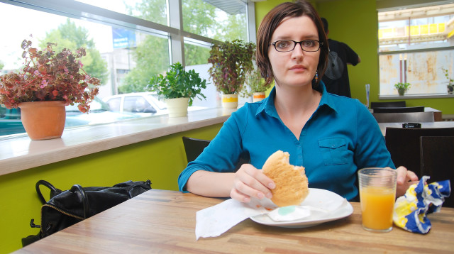 אכילה בלי לעיסה לא תעשה לכם טוב בקיבה (צילום: אינג'אימג')