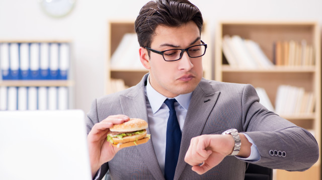 הקדישו זמן לאכילה, אל תעשו זאת "תוך כדי" (צילום: אינג'אימג')