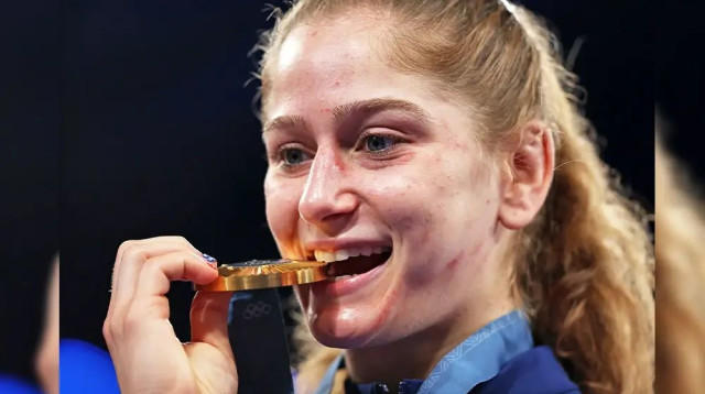 עמית אלור אחרי הזכייה במדליית הזהב בפריז (צילום: עיבוד תמונה, צילום: Getty images)