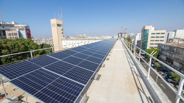 הפאנלים הסולאריים המוצבים בגג בניין העירייה (צילום: עיריית פתח תקווה)