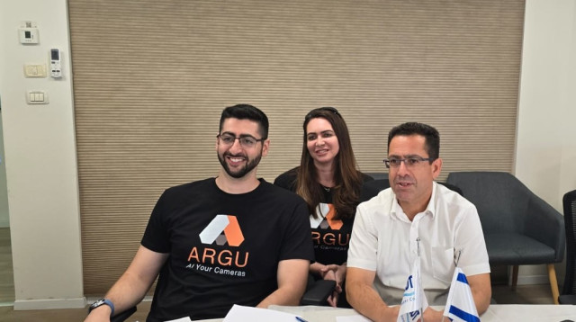 סמנכל ההנדסה במקורות יוסי יעקבי, שני דניאל ועידו דויטש מחברות ארגו (צילום: באדיבות חברת "מקורות")