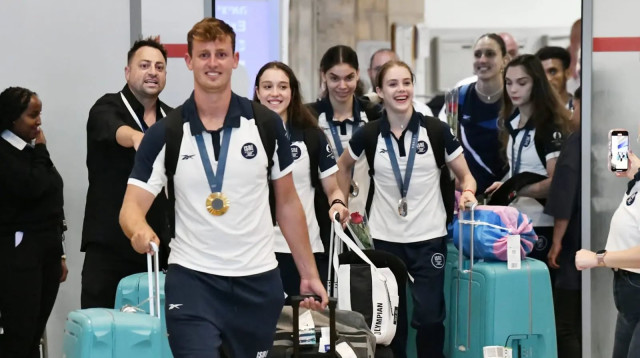 תום ראובני, נבחרת ישראל בהתעמלות אמנותית, נוחתים אחרי המדליות בפריז 2024 (צילום: ראובן קסטרו)