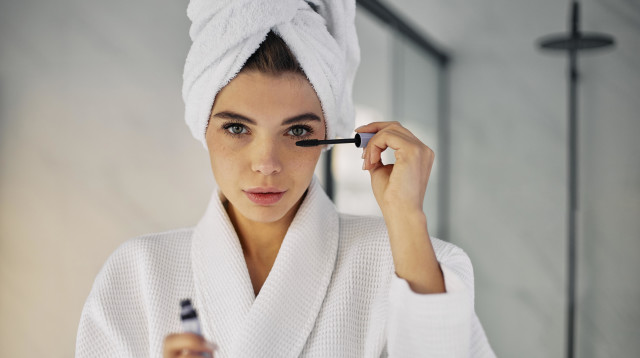 מורחת מסקרה (צילום: אינגאימג')