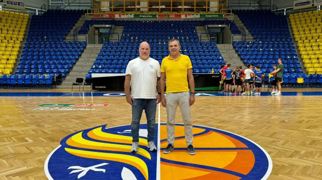 מנכ"ל רמכבי עירוני מת גן אלון בירנצוויג ומנכ"ל אופאבה (צילום: אתר רשמי, מכבי עירוני רמת גן)