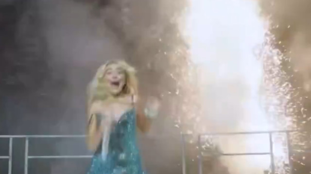 סברינה קרפנטר בורחת מהבמה  (צילום: צילום מסך אינסטגרם)