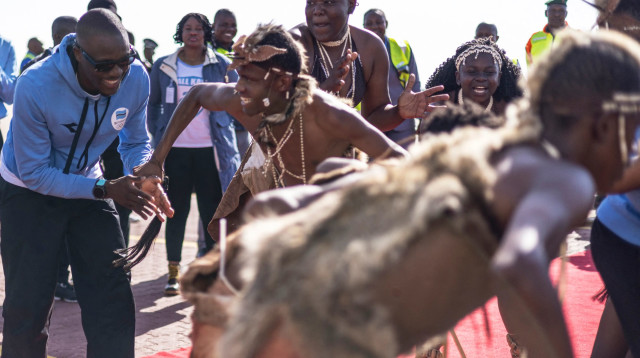 האלוף האולימפי לטסילה טבוגו בטקס קבלת פנים במולדתו בוטסואנה (צילום: GettyImages, MARCO LONGARI/AFP)