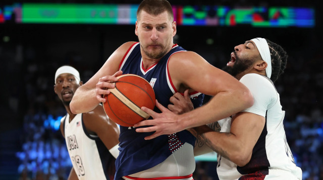 שחקן נבחרת ארה"ב, אנתוני דייויס, מול שחקן נבחרת סרביה, ניקולה יוקיץ' (צילום: GettyImages, Ezra Shaw)