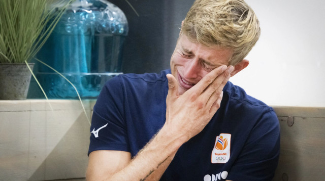 סטיבן ואן דה ולדה שחקן כדורעף חופים הולנדי בוכה בריאיון (צילום: GettyImages, RAMON VAN FLYMEN/AFP)