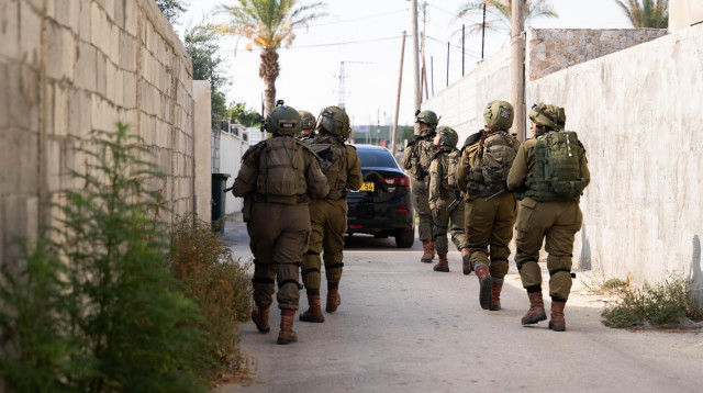 הפשיטה על בתי מגורים בקלקיליה וכפרים הצמודים למרחב התפר בשרון (צילום: דובר צה"ל)