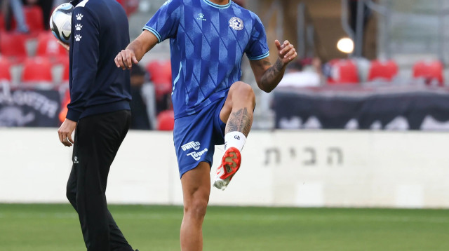 אנדראס קארו שחקן מכבי פתח תקוה בחימום (צילום: דני מרון)