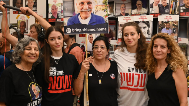 מפגש בין משפחות החטופים לבין הספורטאים האולימפיים, תל אביב, 14 באוגוסט 2024 (צילום: אתר רשמי, מטה משפחות החטופים)