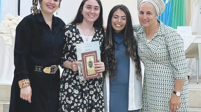 פרויקט "אחיות לדרך". איילה מלמד שנייה משמאל (צילום: מדרשת אמונה בארי)