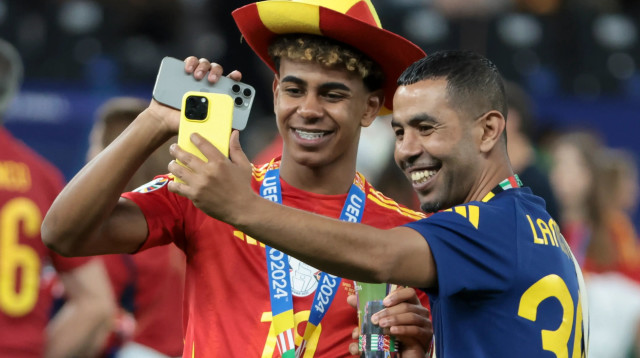 לאמין ימאל שחקן נבחרת ספרד עם אביו מוניר נסראווי (צילום: GettyImages, Jean Catuffe)