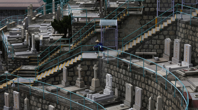 בית קברות בסין, למצולמים אין קשר לנאמר בכתבה (צילום: רויטרס)