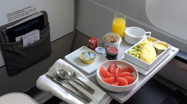 ארוחה במטוס (צילום: ERIC PIERMONT/AFP via Getty Images)
