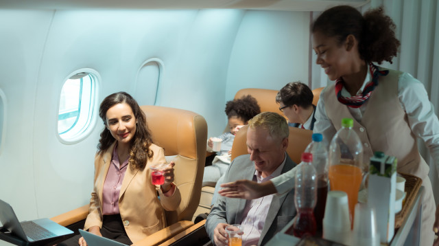 חלוקת אוכל ושתיה במטוס (צילום: אינגאימג')