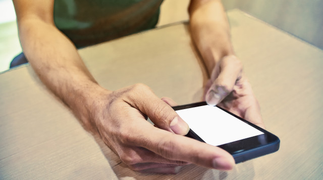 פריצה לטלפון, אילוסטרציה (צילום: אינג'אימג')