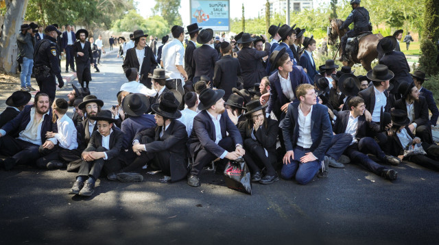 חרדים מפגינים מחוץ לבקו"ם (צילום:  אריק מרמור, פלאש 90)