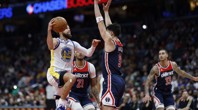 חוויה לימודית. אבדיה מול סטף קרי (צילום: רויטרס)