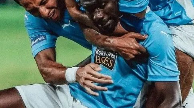 שחקני פאפוס חוגגים עם דריק לוקאסן (צילום: אתר רשמי, פאפוס)