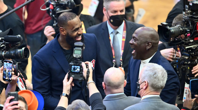 לברון ג'יימס לצד מייקל ג'ורדן (צילום: GettyImages)