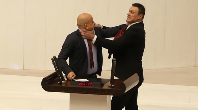 קטטה בפרלמנט בטורקיה (צילום: רויטרס)