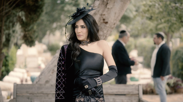 מגי אזרזר ב"מי זאת?" (צילום: באדיבות כאן 11 ו-נו דרמה סטודיו)