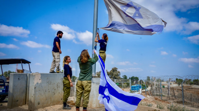 הנפת הדגל בניר עם (צילום: אבשלום ששוני)