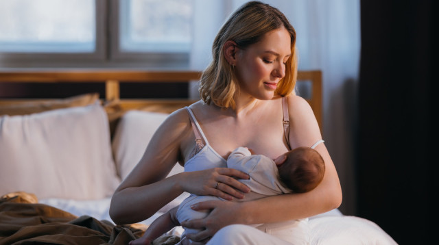 חלב אם. המלצה להניק לפחות חצי שנה (צילום: iStock)