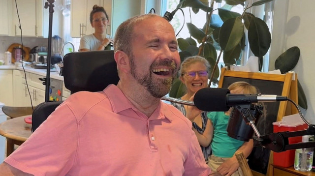 המושתל הראשון קייסי הארל. 32 מילים בדקה (צילום: רויטרס)