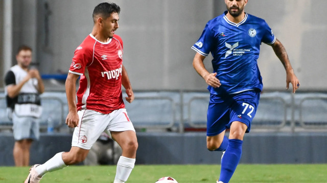 אמיר גנאח הפועל באר שבע לצד שי קונסטנטין עירוני טבריה (צילום: ברני ארדוב)