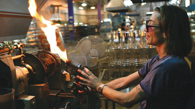 עובדים במפעל (צילום: חן ליאופולד, פלאש 90)