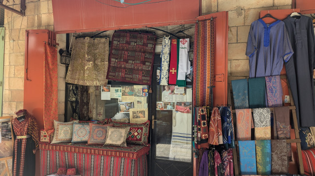 חנות בדים בעיר העתיקה (צילום: ארי מלניק)