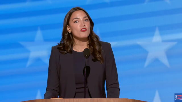 אלכסנדרה אוקסיו קורטז בוועידה הדמוקרטית (צילום: רויטרס)