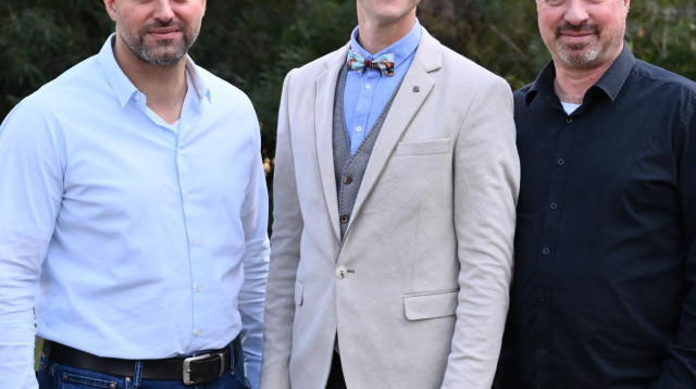 במרכז: יובל שוורצמן מייסד קבוצת סמארט סטארט (צילום: פרטי)