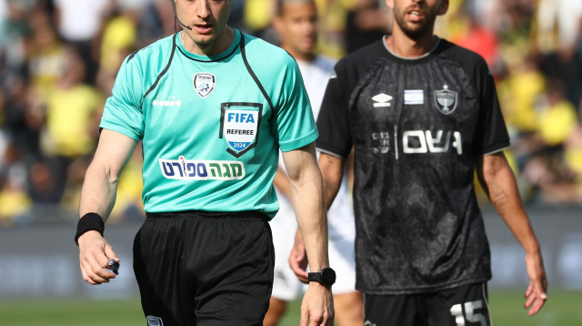 השופט דוד פוקסמן במשחק בין בית"ר ירושלים להפועל חדרה (צילום: דני מרון)