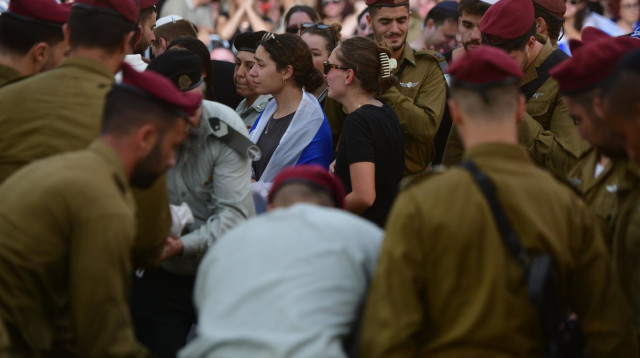 אלפים הגיעו ללוויה (צילום: אבשלום ששוני)