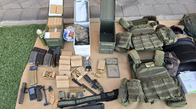 אמצעי הלחימה שאותרו (צילום: דוברות המשטרה)