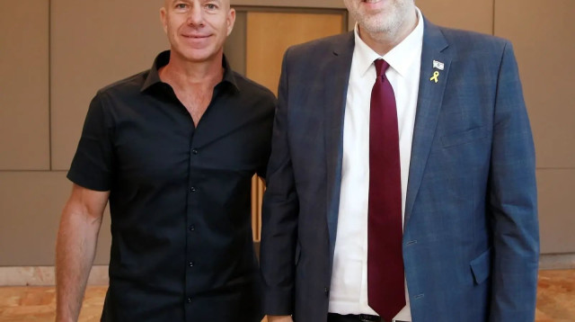 שר התרבות והספורט מיקי זוהר עם יו"ר מנהלת ליגת העל בכדורסל ארי שטינברג (צילום: אתר רשמי, מנהלת ליגת העל בכדורסל)