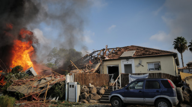 פגיעה ישירה בבית בקצרין (צילום: מיכאל גלעדי, פלאש 90)
