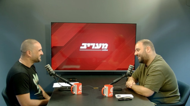 אבי שושן מראיין את גל הללי ("גלגול") (צילום: מעריב אונליין)