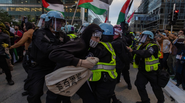 מפגינים פרו-פלסטינים בוועידה הדמוקרטית (צילום: רויטרס)