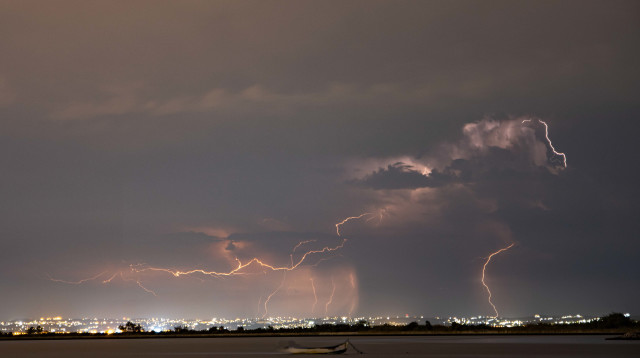 הצרות הגיעו גם לכאן, סופת ברקים (צילום: רויטרס)