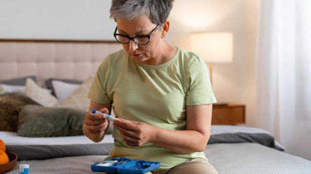 אישה חולת סוכרת בודקת את הסוכר שלה  (צילום: FREEPIK)